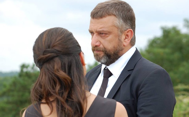 Altan, azıcık sorunlusun ama bu kadının eline düşecek kadar da kötü değilsin.