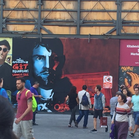 Bu da her şey bittikten sonra grafitinin İstiklal Caddesi, Galatasaray Meydanı'nda hayata karışmış hali. 